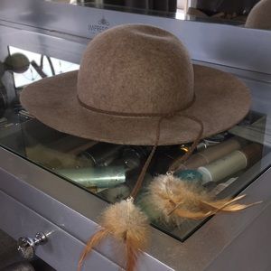 Sand colored American eagle women’s hat.
